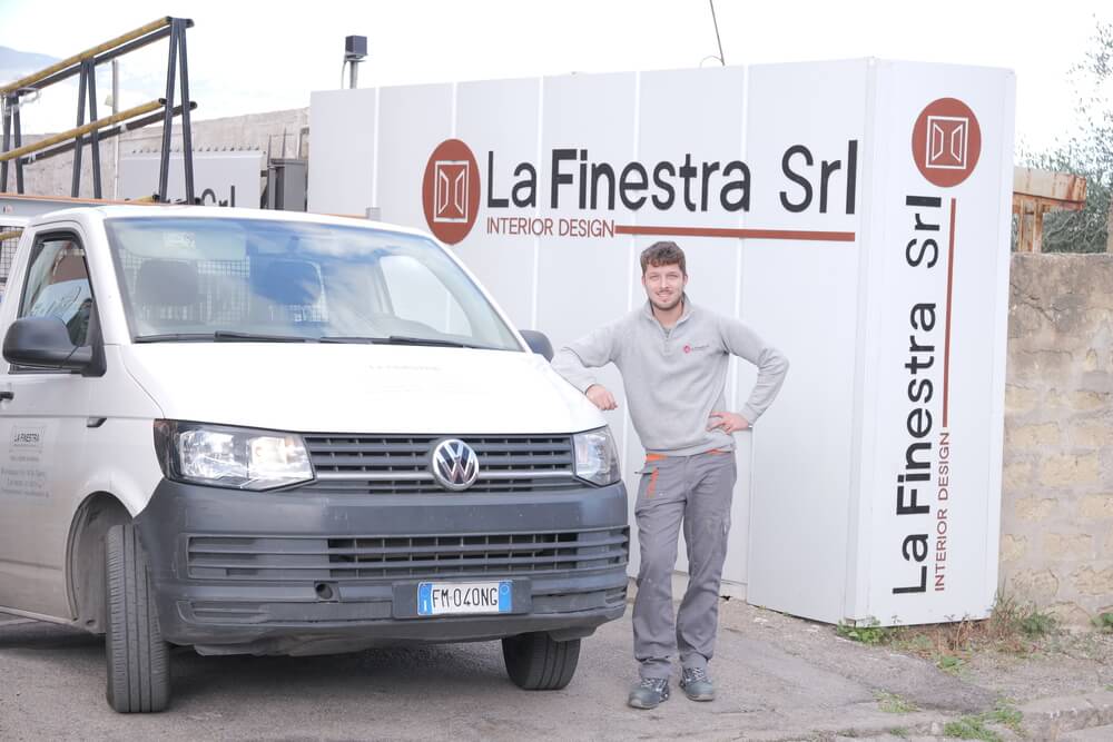 operaio con furgone la finestra srl